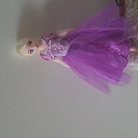 HASBRO YEAR 2016 DISNEY FROZEN SERIES ELSA 11 IN. DOLL&TWO MORE DRESSES. - Picture 11 of 13